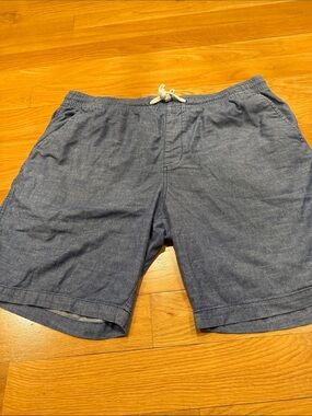 Old Navy men pull string shorts size large .